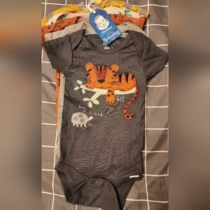 Gerber onesies 3-6M (5 pack)